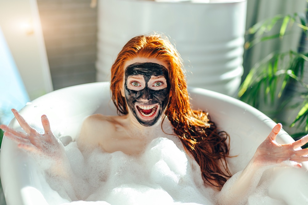 mit-gesichtsmaske-in-der-badewanne